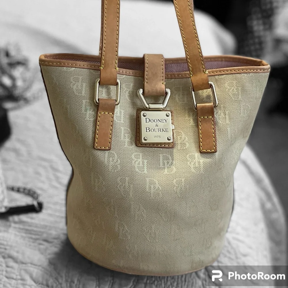 Dooney and Bourke Cream Monogram Lock Closure Tote Bag Purse Style with COA - Picture 4 of 8